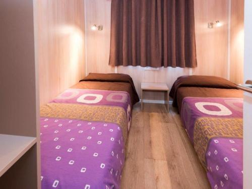 Katil atau katil-katil dalam bilik di Chalet Camping Solmar 2