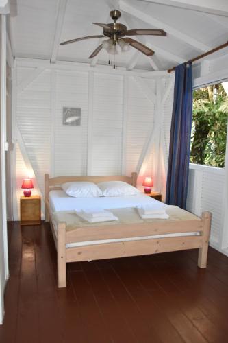 Tempat tidur dalam kamar di Les Gîtes de la Lézarde