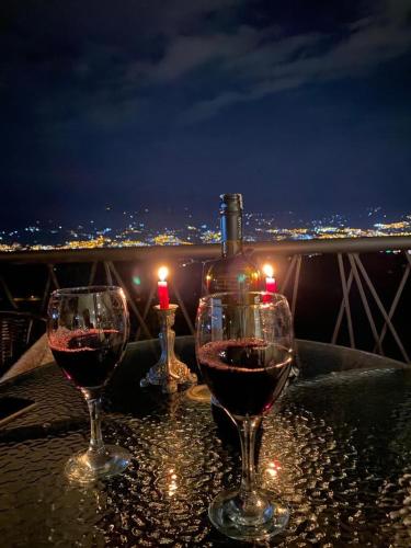 two glasses of wine sitting on a table with a bottle of wine at BALCÓN DE SANTA MARÍA 1 uno in Dosquebradas