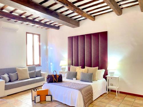A seating area at Fontana di Trevi Private Luxury Apartaments