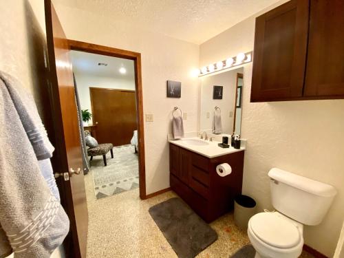 Bilik mandi di Near to OUHSC Hospitals-Garage Studio