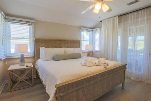 une chambre avec un grand lit avec des serviettes dessus dans l'établissement Beachside Cottage, à Isle of Palms