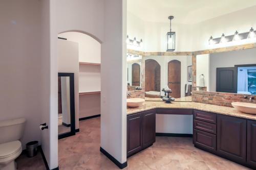 Un baño con dos lavabos y un inodoro. en VIEWS! Luxury Lake Home W/ Pool, Spa & Fire Pit!, en Lake Havasu City