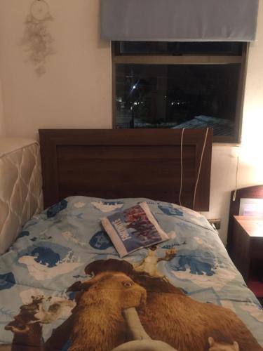 un perro acostado en una cama con un libro en Marianela, en Los Ángeles