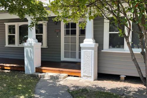 Gallery image of Hazeldene - The Best Location In Town! in Myrtleford