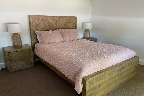 A bed or beds in a room at Hazeldene - The Best Location In Town!