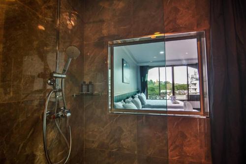 Ванная комната в Grandview Landmark Betong Hotel