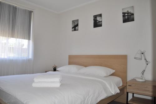 a bedroom with a bed with white sheets and pillows at Page 3BR House, Free WiFi, Netflix, Parking in Weetangerra