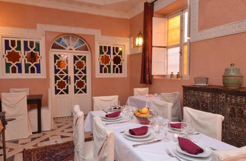 Restoran või mõni muu söögikoht majutusasutuses Riad Manissa