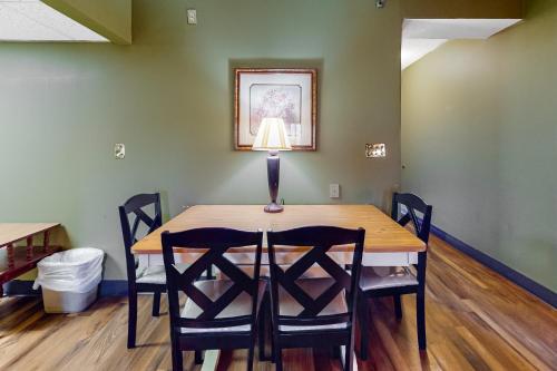 a dining room table with chairs and a lamp on it at Pigeon Forge Paradise in Pigeon Forge