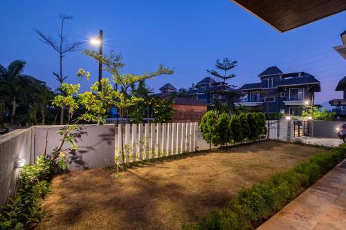 Κήπος έξω από το StayVista's Hillside Cove - Mountain-View Villa with Plunge Pool & Kids Zone