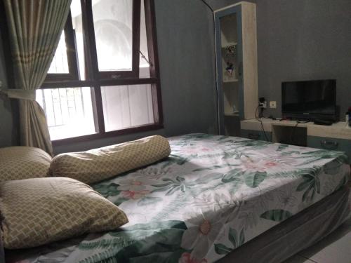 En eller flere senger på et rom på RR Homestay Seroja