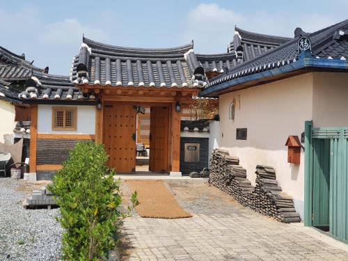 an entrance to a house with a roof at SiEunJae in Gyeongju
