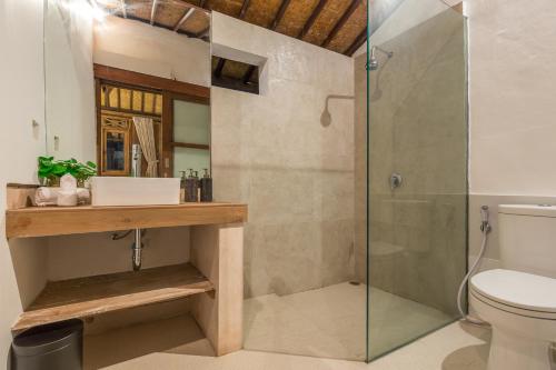 łazienka z prysznicem i toaletą w obiekcie Villa Bunga 1 w mieście Seminyak