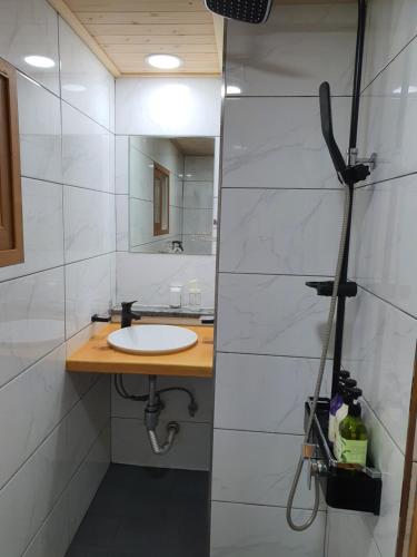 a bathroom with a sink and a mirror at SiEunJae in Gyeongju
