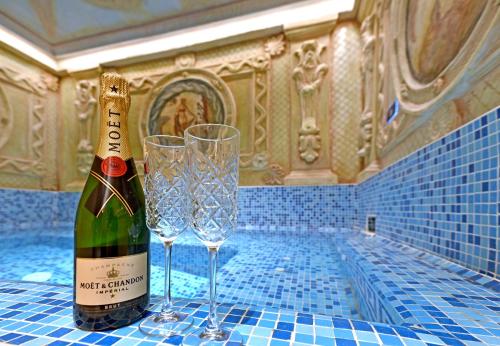 een fles champagne en twee glazen op een tafel bij Royal Hotel in Varna