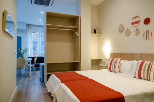 コルドバにあるIntegralix Loftsのベッドルーム1室(ベッド1台付)、テーブル付きのベッドルーム1室が備わります。