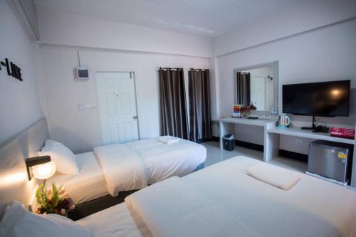 Llit o llits en una habitació de โรงแรมบาบาราย