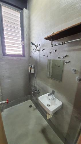 a bathroom with a sink and a mirror at 缽割貓點點 青旅 DianDian hostel in Puli