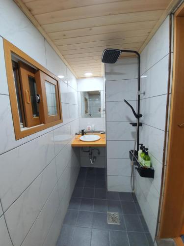 A bathroom at SiEunJae