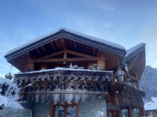 a roof of a building with snow on it at Micro-lodge, Jardin Secret in Montriond