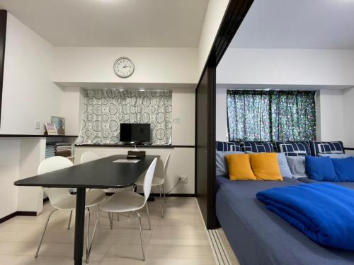 糸満市にあるEX 糸満 アパートメント 301のベッドルーム1室(ベッド1台、テーブル、椅子付)