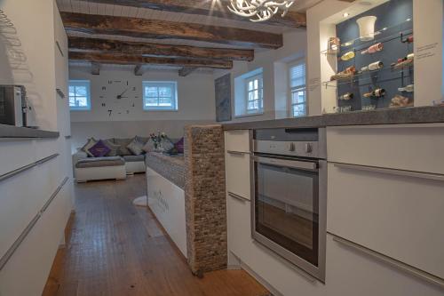 een keuken met een oven en een woonkamer bij Luxusferienhaus Isernhagen in Altwarmbüchen