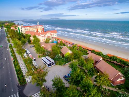 eine Luftansicht auf einen Strand und das Meer in der Unterkunft Vung Tau Intourco Resort in Vũng Tàu