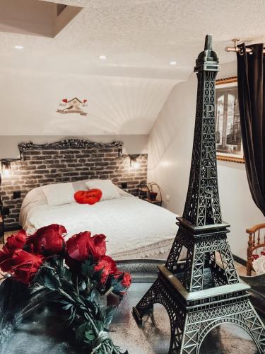 - une chambre avec un lit et la tour Eiffel dans l'établissement Les gites de Marie, à Boulogne-sur-Mer
