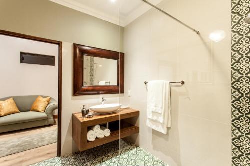 W łazience znajduje się umywalka i prysznic. w obiekcie The Coral Tree w mieście Nelspruit