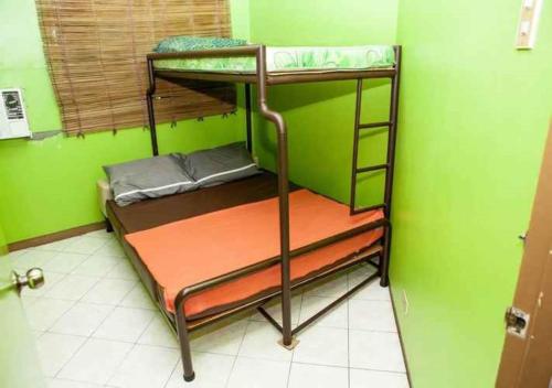 Postel nebo postele na pokoji v ubytování Cebu Hostel & Glamping