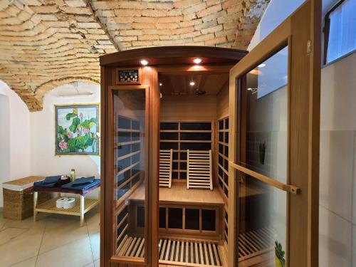 Zimmer mit einem Weinkeller mit Holzschrank in der Unterkunft Naturoase Mühlviertel in Sankt Johann am Wimberg