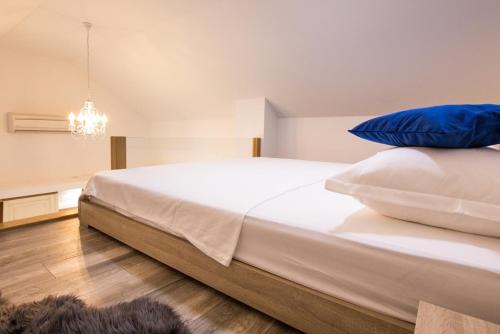 Ένα ή περισσότερα κρεβάτια σε δωμάτιο στο Dvori Stipanovi with heated pool