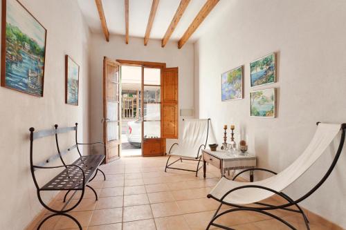 a living room with two chairs and a table at Ca na Miquela in El Arenal