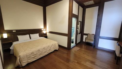 a bedroom with a bed and a large mirror at Maple Leave Holiday Villa in Renai