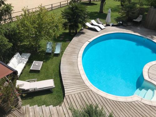 Vista de la piscina de Les Crinieres En Brie o d'una piscina que hi ha a prop