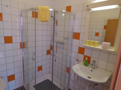Kylpyhuone majoituspaikassa Heidehof Pension B & B