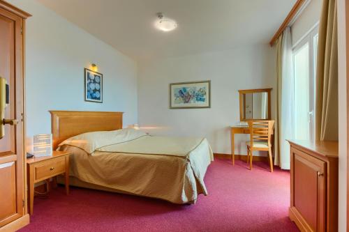 Ліжко або ліжка в номері Hotel Villa Dvor