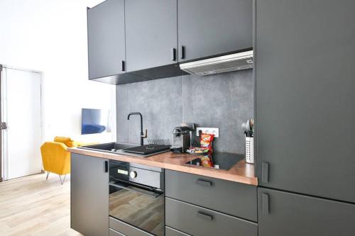 une cuisine avec une cuisinière et un comptoir dans l'établissement New&Renovated in heart of PARIS- 6pers, à Paris