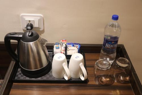 Příslušenství pro přípravu čaje a kávy v ubytování Comfort Inn Lakhimpur