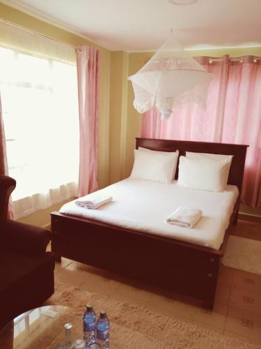 Ліжко або ліжка в номері Crown Hotel Kericho