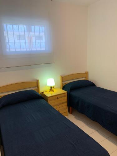 um quarto com 2 camas e uma janela em COSTA DAURADA APARTAMENTS - Blau Mari em Salou