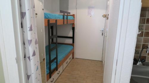 Cette petite chambre dispose de lits superposés et d'une salle de bains. dans l'établissement Sol-y-Days Los Amigos, Studio 4 couchages en rez-de-jardin, avec grande terrasse et parking, à 250m de la plage, au Grau-du-Roi
