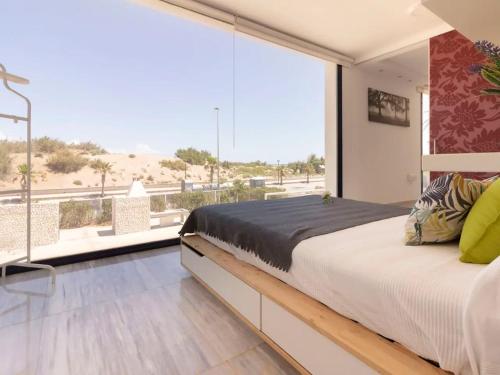 ein Schlafzimmer mit einem großen Bett und einem großen Fenster in der Unterkunft Villa Aurora in Riumar