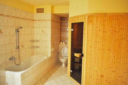 ハルラホフにあるPH Apartments Harrachov - Rýžovištěのバスルーム(バスタブ、トイレ付)