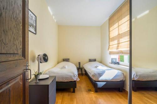 Tempat tidur dalam kamar di Villa with heated swimming pool, sauna and garden