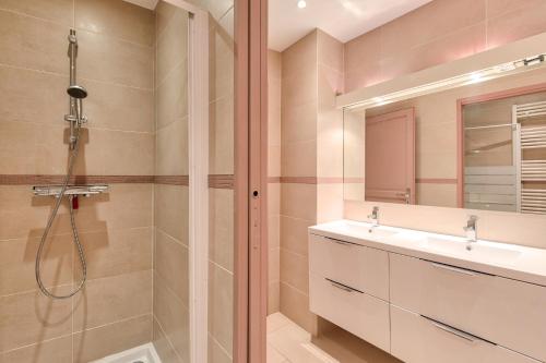 ein Bad mit einer Dusche, einem Waschbecken und einem Spiegel in der Unterkunft Artist and Design Loft - 10 Guests - 5 Min From Metro in Paris