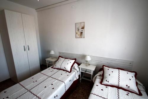 カンブリルスにあるCasa Rosales 4のベッドルーム1室(ベッド2台、ナイトスタンド2台付)