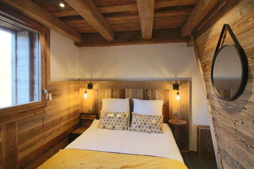 Ліжко або ліжка в номері ODYSSEE B203 Vaste appartement en vieux bois sur les pistes, vue panoramique