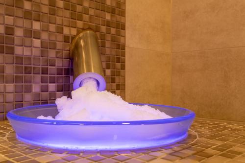 a blue bowl of snow sitting on a tiled floor at Ringhotel Warnemünder Hof in Warnemünde